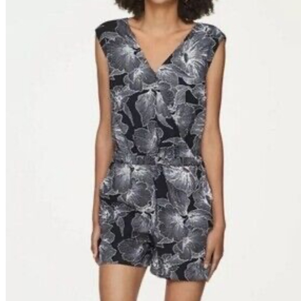 LOFT |‎ NWT Women's Black White Floral V-Neck Sleeveless Romper, Size XL